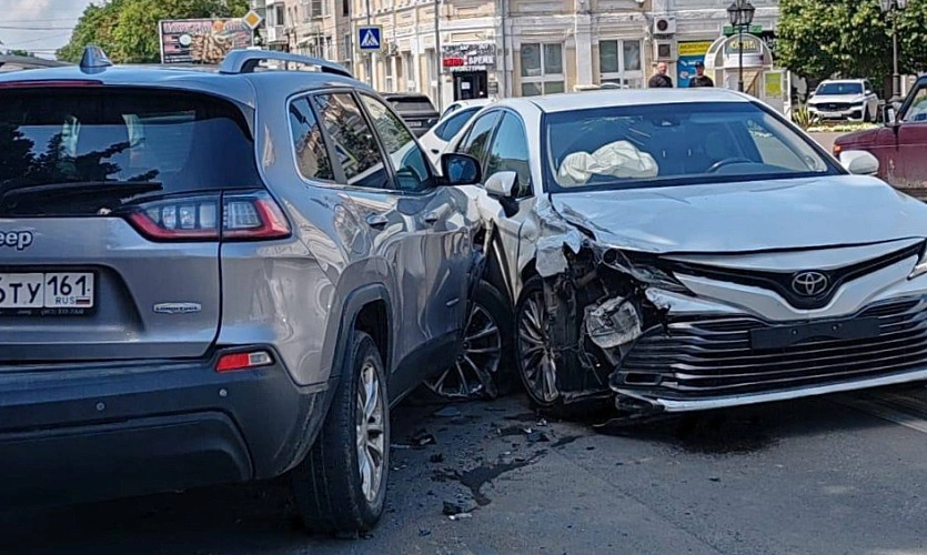 Фото: ДТП из-за потерявшего сознание водителя в Азове, кадр ТГ Азов Новости События