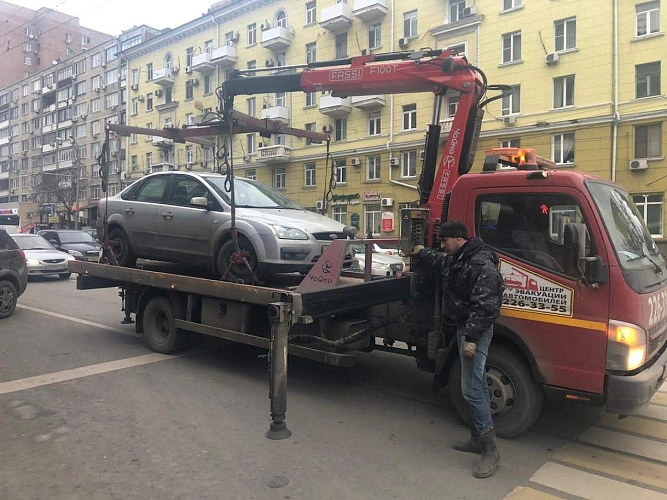 Фото: эвакуатор в центре Ростова, кадр из архива 1rnd