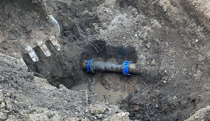 Фото: водопроводная труба и ковш экскаватора, кадр ВК водканала