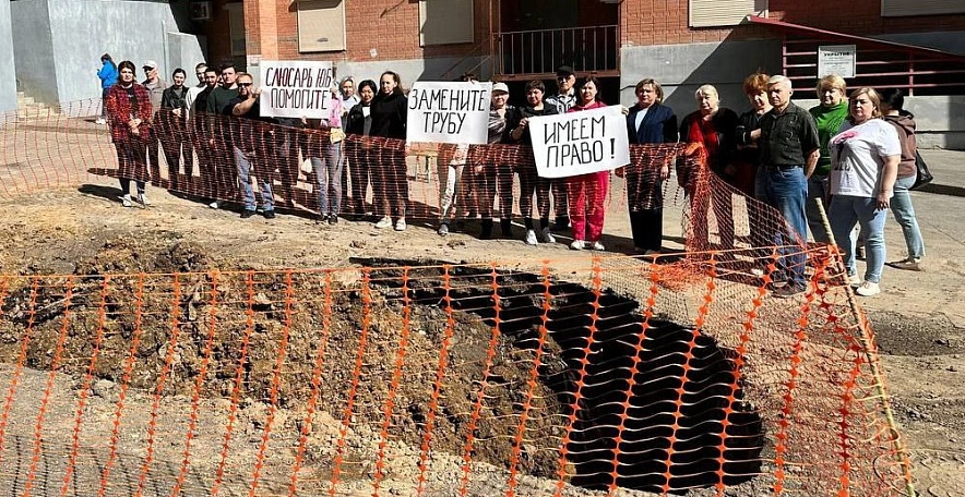 Фото: Жильцы домов на Орбитальной с плакатами, кадр ТГ Тютина