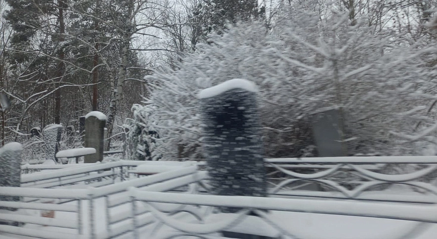 Фото: Надгробия на заснеженном Северном кладбище Ростова, кадр 1rnd