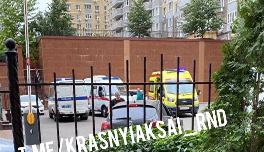 Фото: Скорые и полиция возле места бойни в Красном Аксае, кадр ТГ https://t.me/krasnyiaksai_rnd