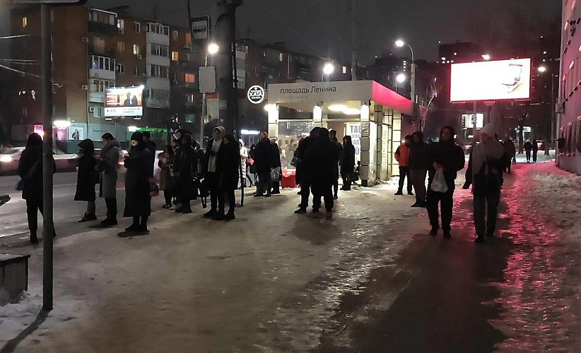 Фото: ростовчане пытаются уехать вечером с площади Ленина, кадр 1rnd