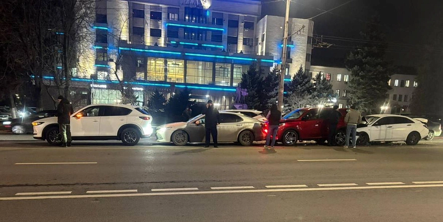 Фото: массовое ДТП на Будённовском в Ростове, кадр ГАИ