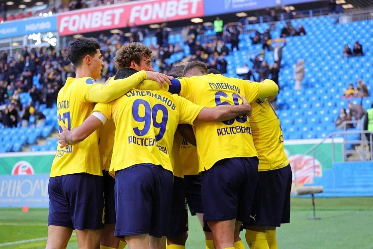 футболисты в форме российской премьер лиги на поле