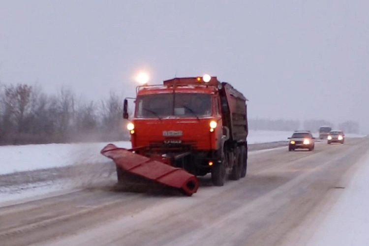 Фото: Уборка снега на трассе в Ростовской области, кадр ПРО