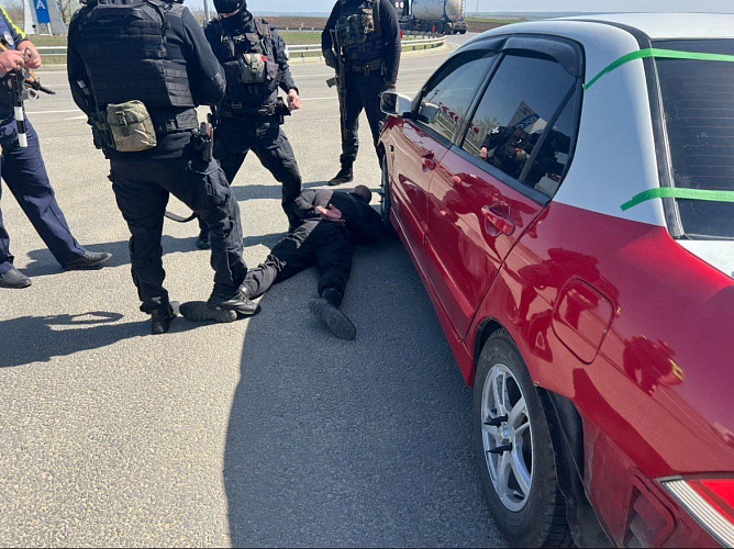 Фото: Задержание украинского бомжа // кадр УФСБ РФ по РО