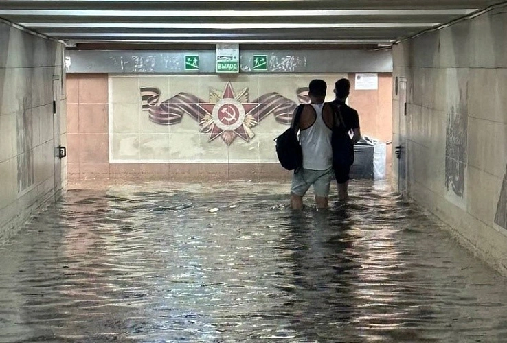 Фото: затопленный переход на Шолохова \\ кадр подписчика 1rnd.ru