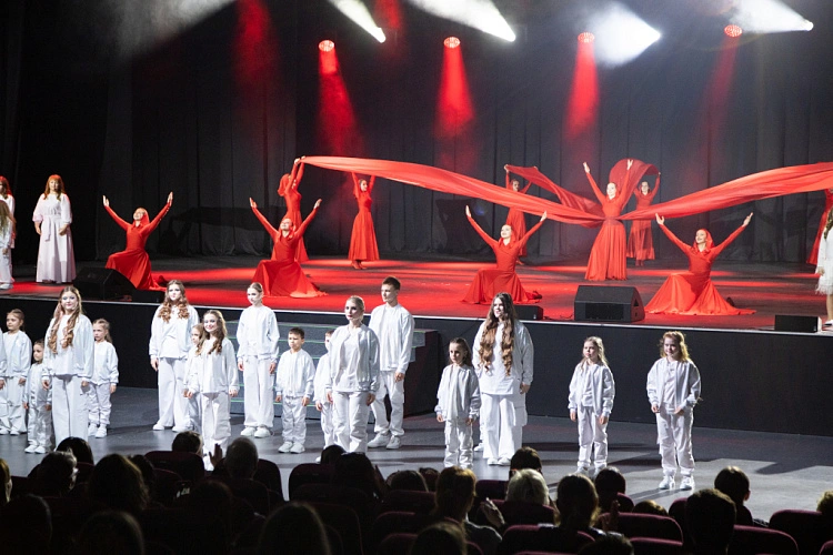 Фото: мюзикл «Ожерелье России. Легенды» // фото с сайта ДГТУ