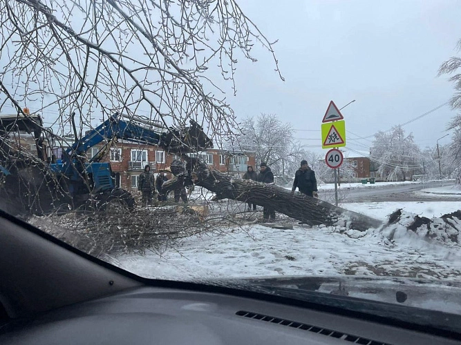 Фото: Губернатор Голубев заявил, что февральский ледяной шторм нанёс значительный урон городам региона, фото - "Россети Юг" 