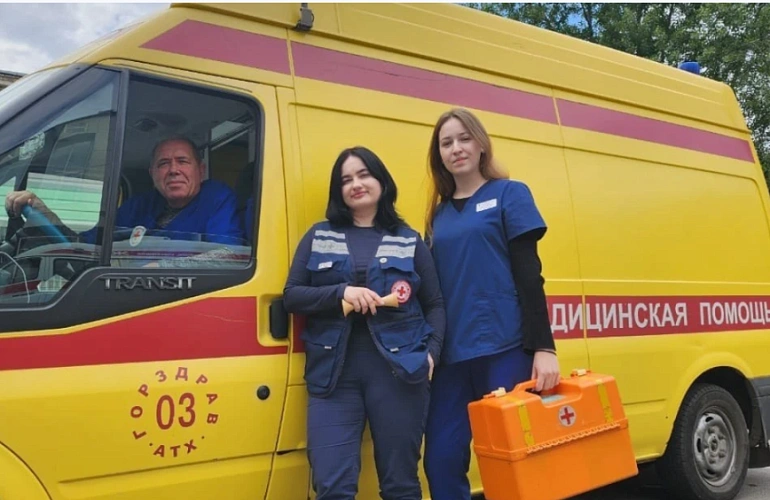 Фото: бригада скорой помощи, которая помогла малышке появиться на свет, фото Минздрав РО