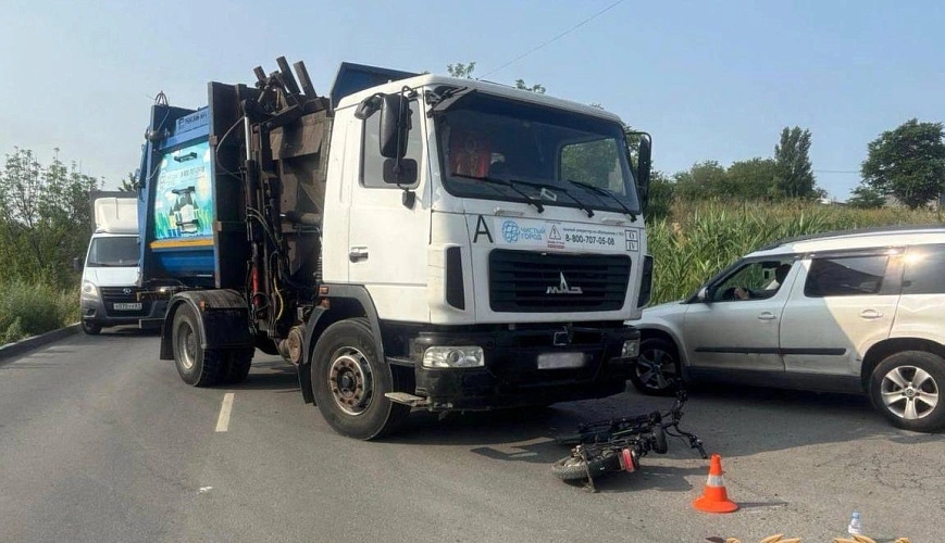 Фото: столкновение мусоровоза с "Монстром", кадр ГАИ РО