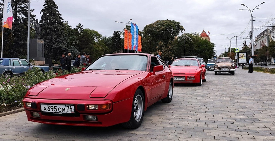 Фото: VIP-иномарки возле парка Горького в Ростове, фото 1rnd