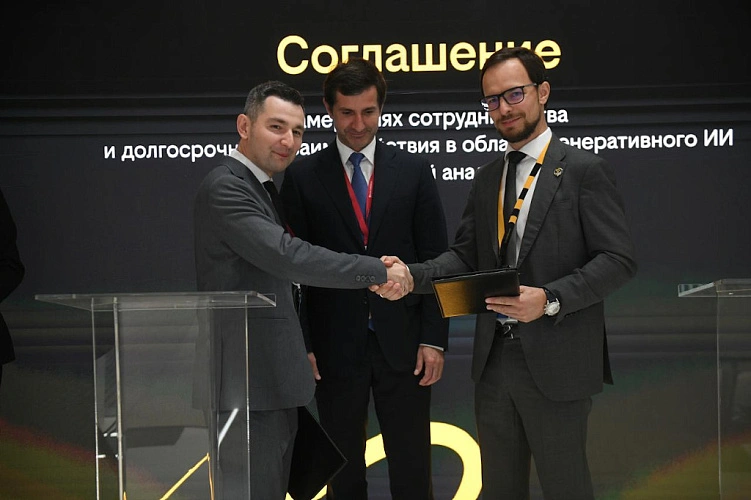 Фото: Александр Бочкин, генеральный директор «Инфомаксимум», и Александр Шведов, директор по работе с государственными заказчиками Билайна (крайний справа) // кадр пресс-службы билайн