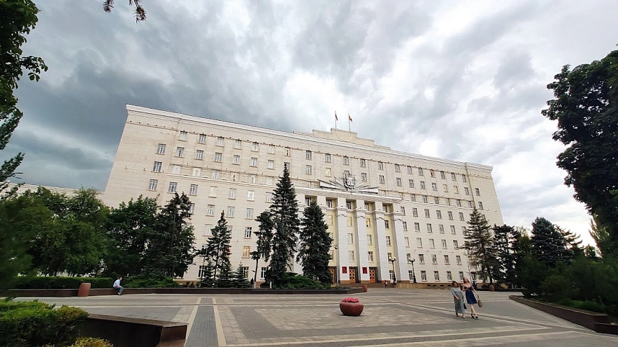 Фото: тучи над зданием правительства в Ростове, кадр 1rnd