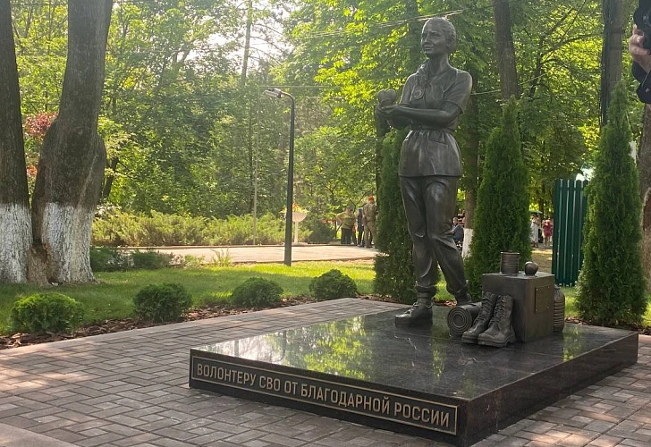 Фото: памятник волонтёрам СВО в Ростове, кадр "Молота"