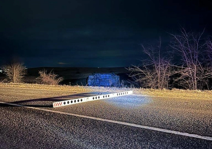 Фото: На трассе в Ростовской области водитель сгорел в перевернувшемся автомобиле // фото ГИБДД РО