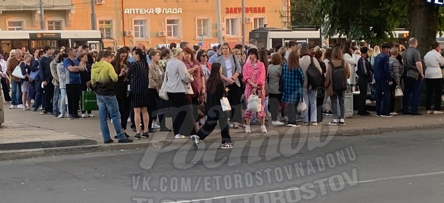 Фото: Очередь на автобусы в Ростове, кадр ВК Это Ростов