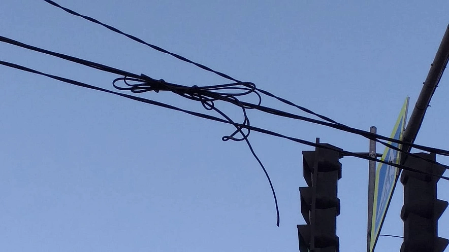 Фото: запутавшиеся провода // кадр 1rnd.ru