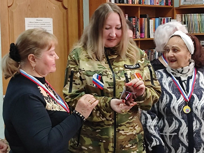 Фото: Пенсионеры Ростова-на-Дону шьют «Мишек Добра» для поддержки участников спецоперации