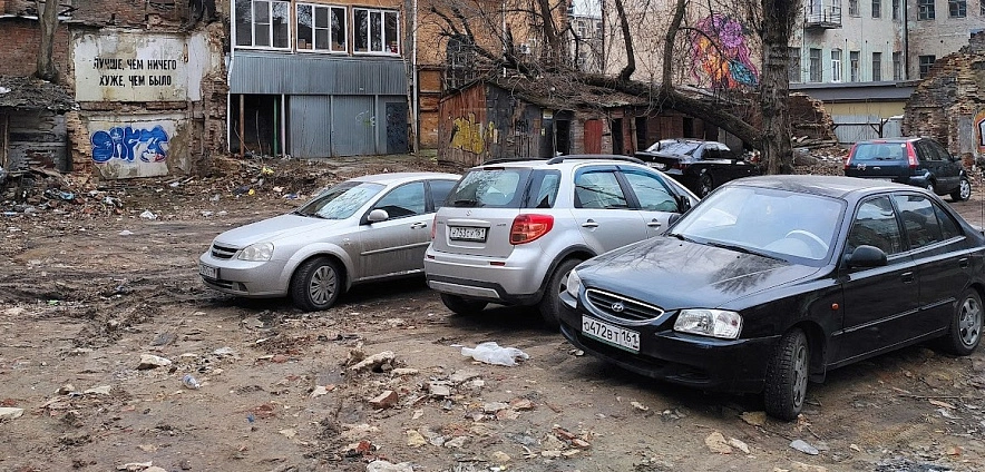 Фото: припаркованные машины в центре Ростова, кадр из архива 1rnd
