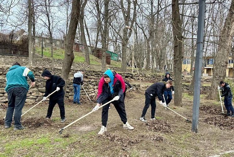 Фото: субботник // фото администрации Ростова и 1rnd