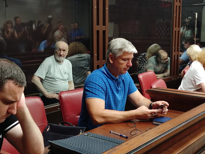 Фото: подсудимый Чурилов в ожидании приговора // кадр 1rnd.ru