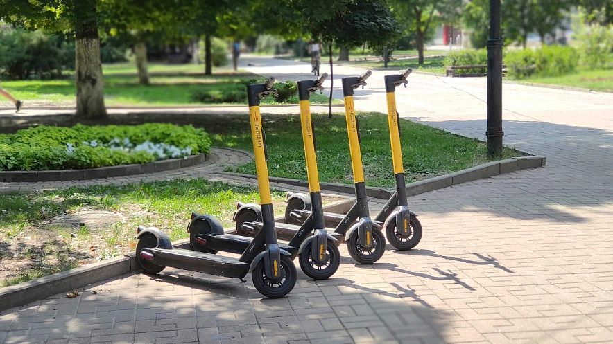 Фото: Электросамокаты на тротуаре в Ростове, кадр 1rnd