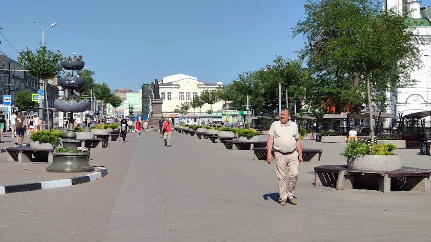 Фото: Горожане рядом с Центральным рынком и собором, фото 1rnd