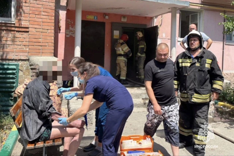 Фото: в пожаре в Батайске пострадали два пенсионера // кадр МЧС