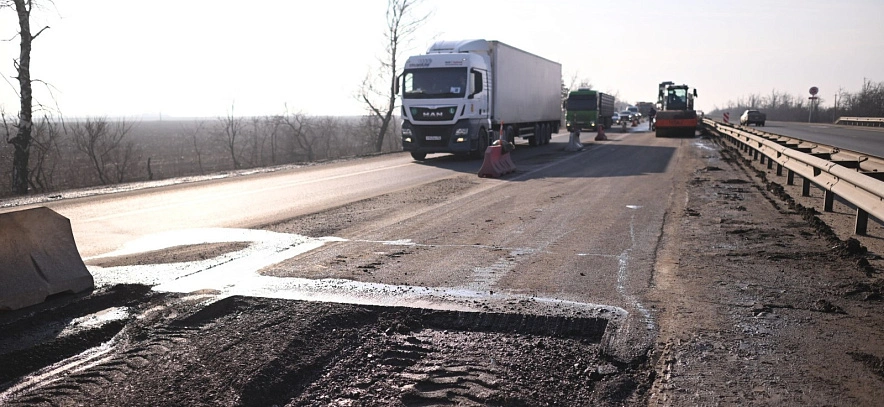 Фото: Ремонт на трассе М-4 в Ростовской области, кадр ПРО