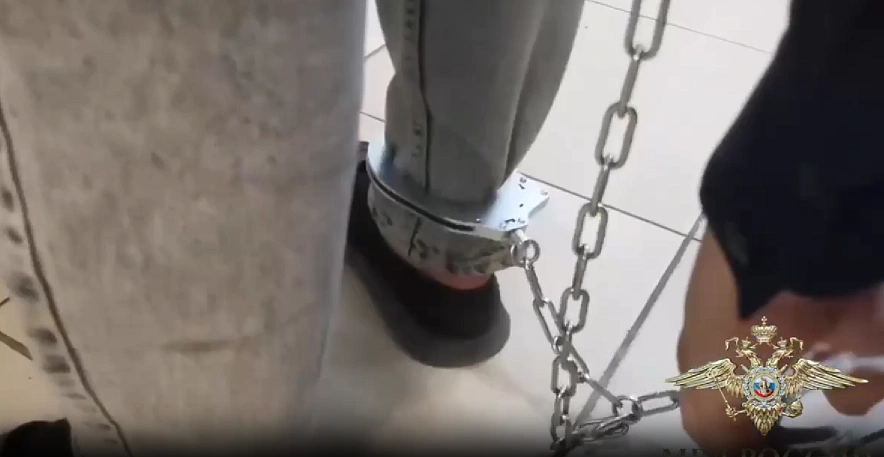 Фото: Закованный в цепи эвакуаторщик, кадр МВД