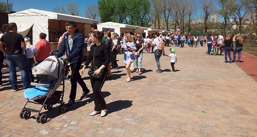 Фото: Ростовчане с детьми на празднике, кадр из архива 1rnd