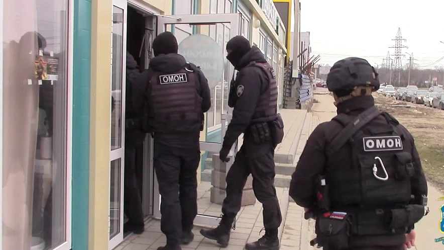 Фото: Бойцы ОМОН во время миграционного рейда в Ростове, кадр пресс-службы