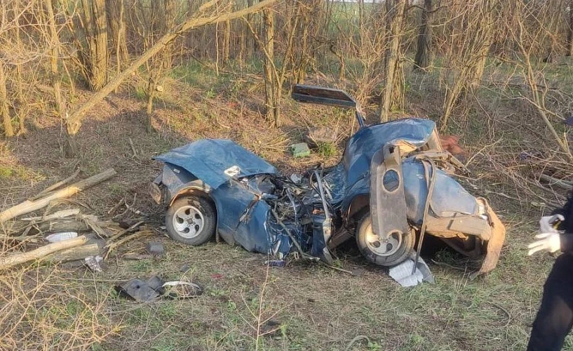 Фото: ВАЗ после ДТП из-за неудачного поворота, кадр ГАИ