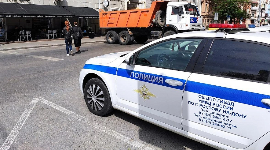 Фото: полицейский автомобиль в центре Ростова, кадр 1rnd