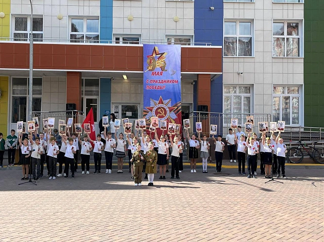 Фото: школьники стали участниками акции "Бессмертный полк" // фото пресс-службы мэрии Ростова