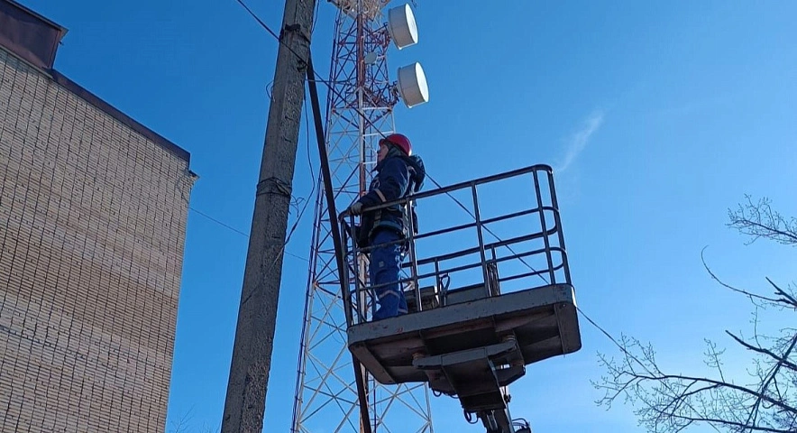 Фото: Сотрудник "Донэнерго" за работой, кадр ВК компании