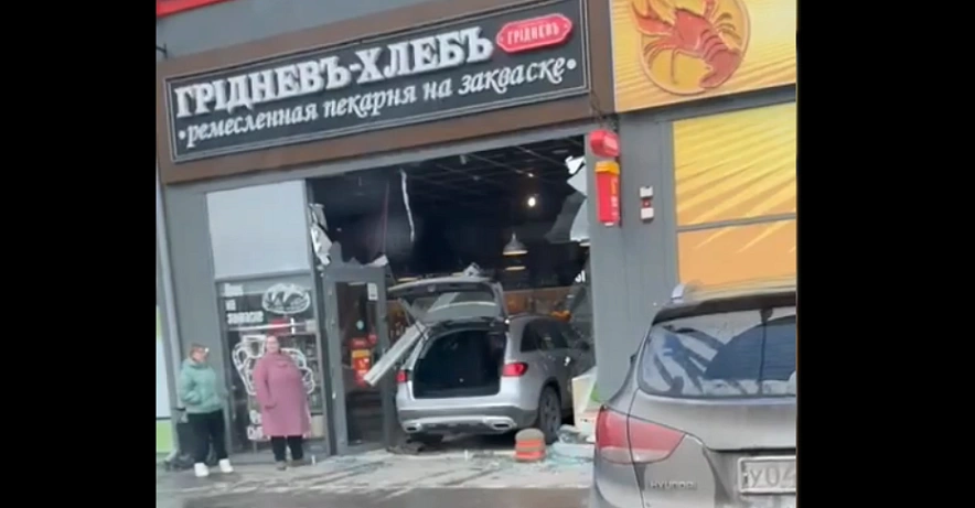 Фото: Мерседес протаранил пекарню Гриднев Хлеб в Ростове, кадр очевидца