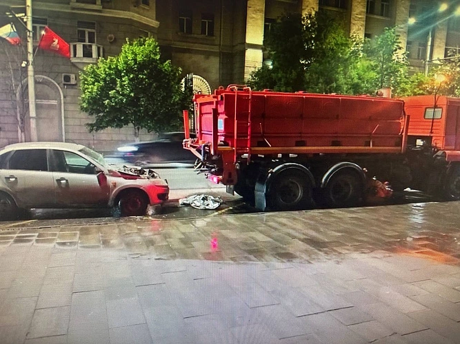 Фото: ДТП с поливальной машиной в центре Ростова, кадр ГАИ