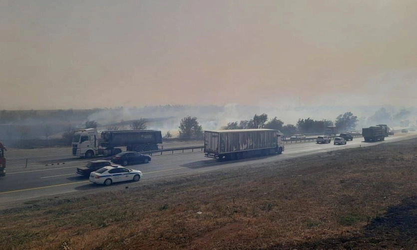 Фото: дым на трассе // кадр УГИБДД РО