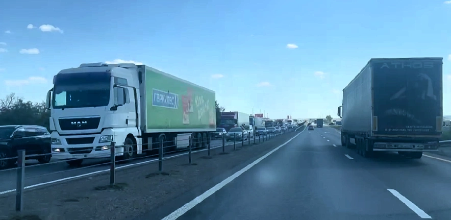 Фото: Затор на трассе М-4 "Дон", кадр очевидца