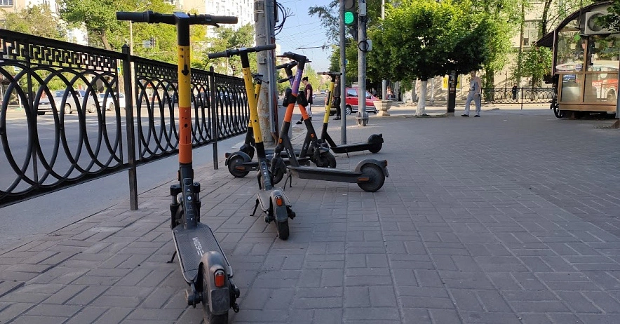 Фото: Самокаты на тротуаре в Ростове, кадр 1rnd