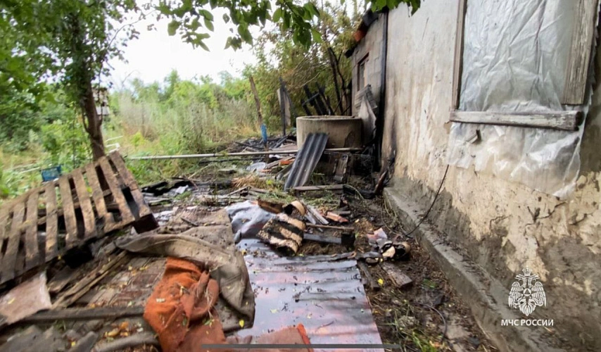 Фото: пожар из-за самодельного тандыра // кадр  пресс-службы МЧС по Ростовской области