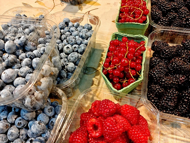 Фото: ягоды в Ростове на Северном рынке // кадр 1rnd