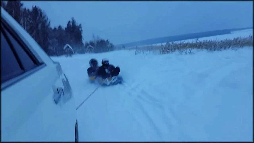 Фото: Катание на ватрушке за машиной, кадр видео