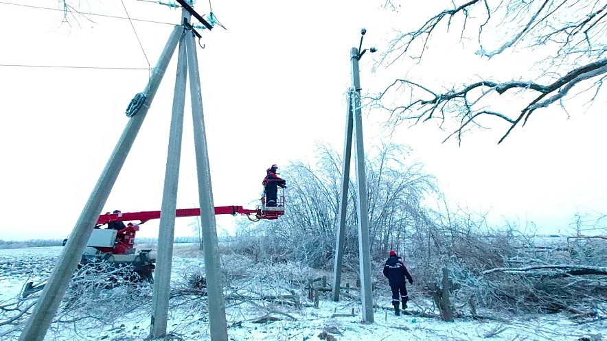 Фото: В 8 районах Ростовской области энергетики устраняют последствия ледяного дождя, фото - «Ростовэнерго»