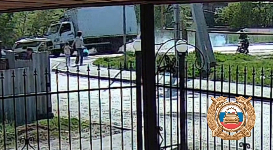 Фото: момент аварии // скриншот видео из ТГ-канала "Госавтоинспекция Ростовской области"