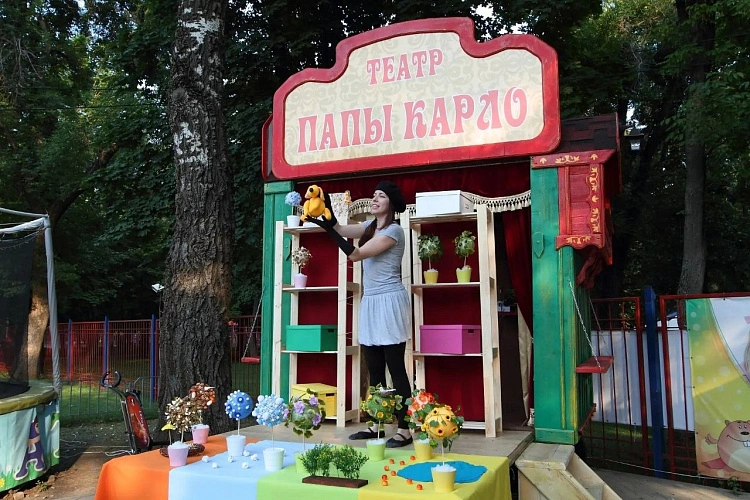 Фото: уличный «Театр Папы Карло»