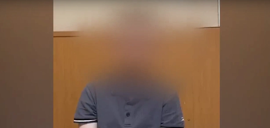 Фото: задержанный на допросе, кадр транспортной полиции СКФО